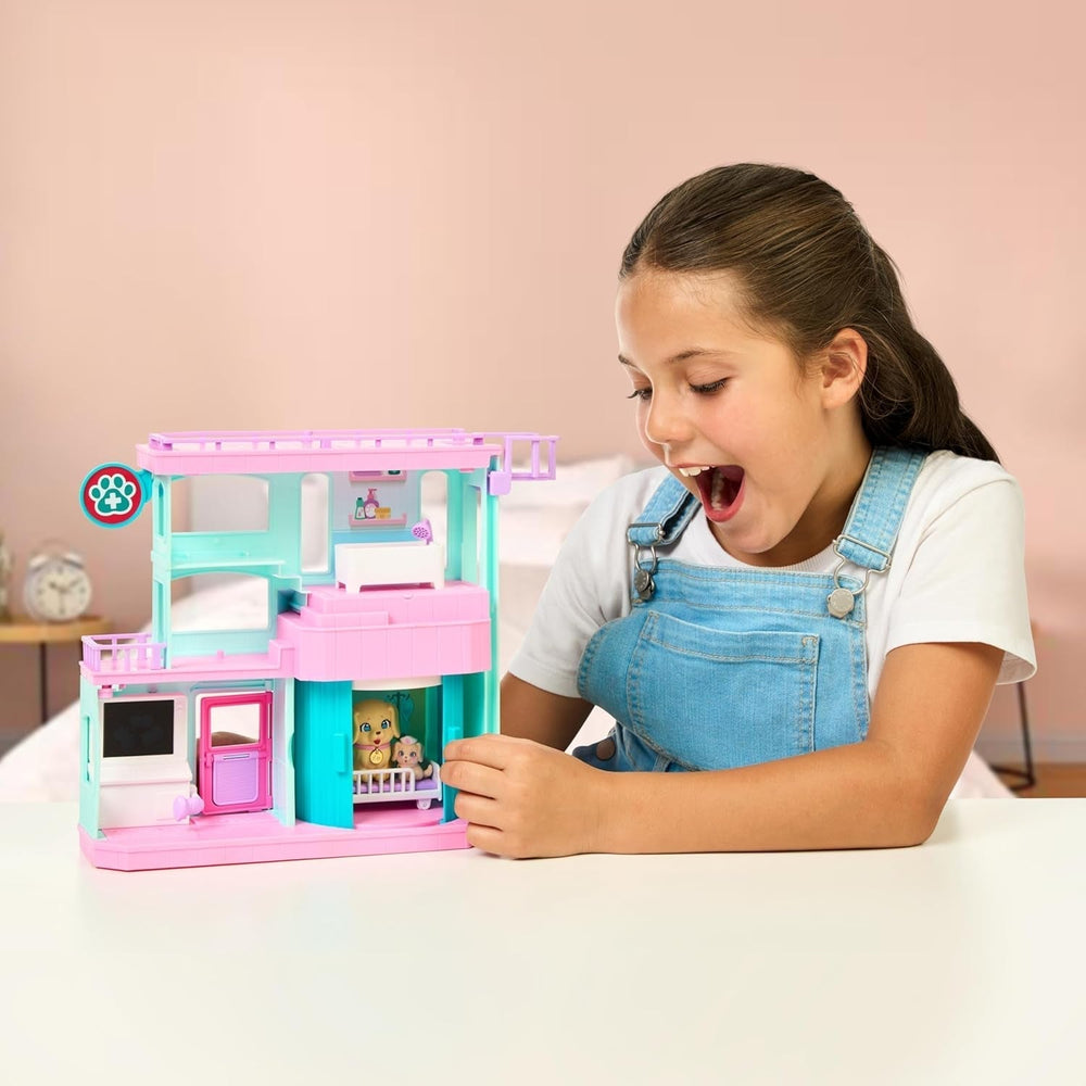 Little Live Pets Mama Surprise Families Baby Clinic-Spielset, 3 Retriever-Welpen enthalten, magisches, doppelseitiges Spielset (27,8 cm B, 23,8 cm H). Füttern, Baden und Spielen, Geschenk für Kinder Actionfiguren Naty Shop