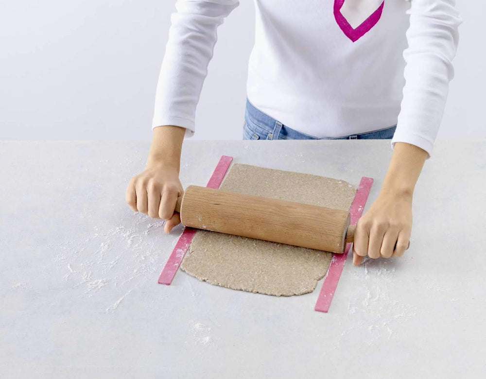 Rola pentru biscuiți Betty Bossi, gadgetul ideal de bucătărie pentru prepararea de crocante și biscuiți pentru gustări sofisticate. Taietor de aluat cu idei grozave de rețete.