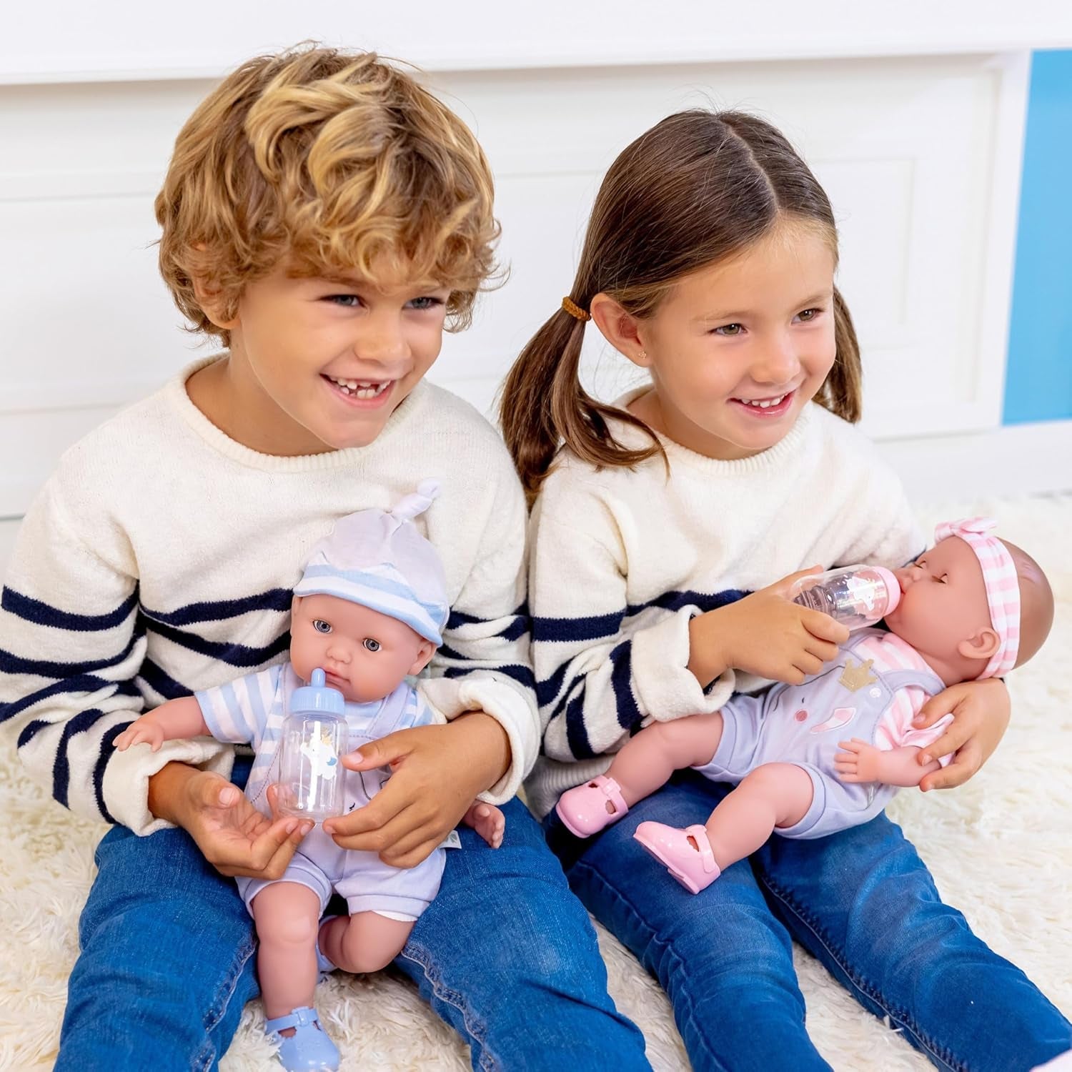 JC Toys- Set de 3 accesorios para muñecas (biberón, chupete y sonajero), rosa y Blanco, se adapta a todas las muñecas de Hasta 50 cm, +2 años