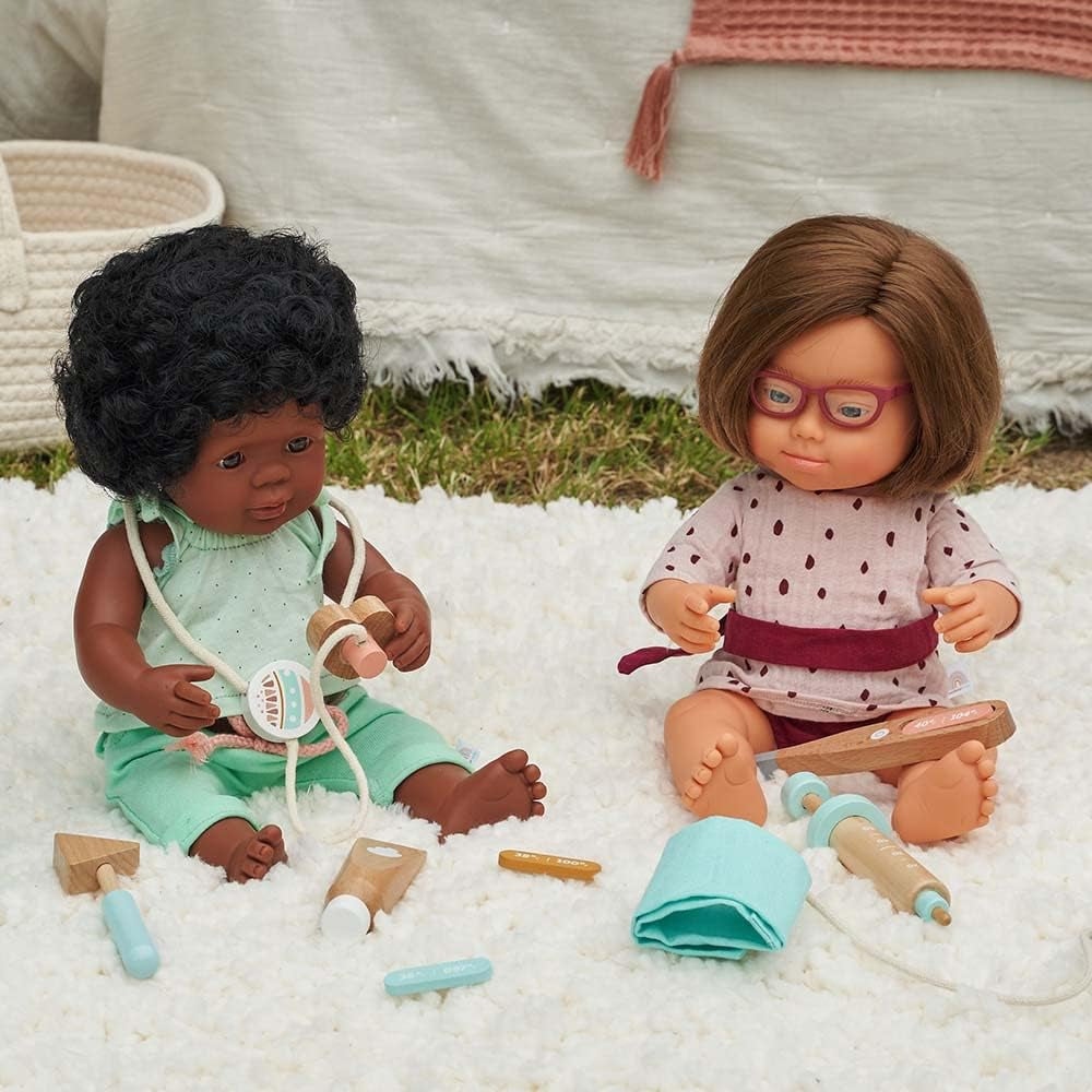 Miniland europäisches Mädchen 38cm mit Down-Syndrom, mit Brille, ohne Unterwäsche 31110 Weiß