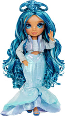 Rainbow High Winter Wonderland - Skyler (Blau) - 28 cm Modepuppe, mit Verstecktem Magischem Schnee, der Sich mit Wasser Aufbauscht, mit Schneemann-Set, Geeignet für Kinder von 4-12 Jahre und Sammler