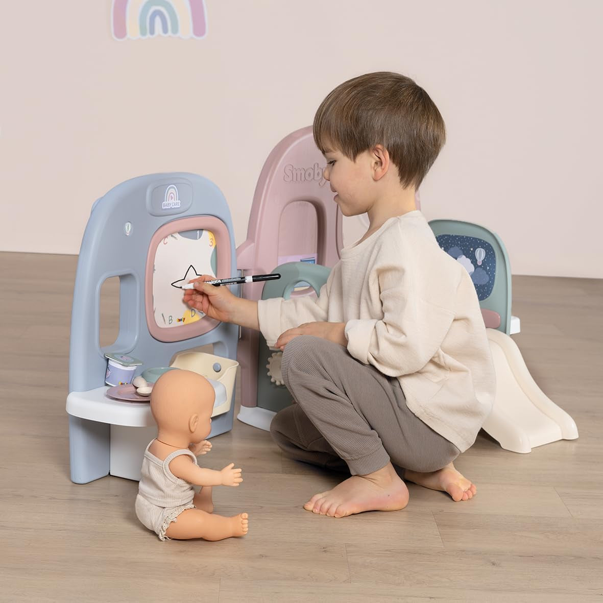 Smoby - Îngrijire bebeluși Creșă pentru păpuși - Centru de joacă pentru păpuși Creșă + Grădiniță Viața de zi cu zi - Zonă de joacă pliabilă, cu rotire la 360° - 6 accesorii - Fabricată din 90% material reciclat în Franța, de la 3 ani