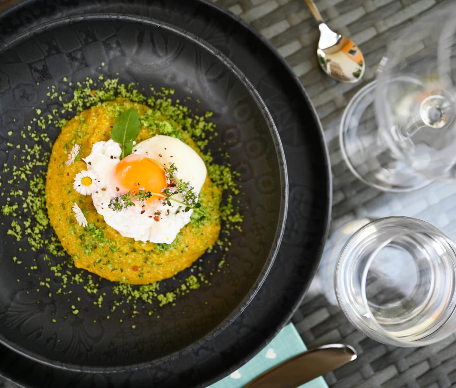 MÄSER 934064 Serie Tiles Modernes Vintage Geschirr Set Für 2 Personen in Maurischem Design Mit Mattglasur, 8-Teiliges Tafelservice Mit Tellern Und Schalen Aus Hochwertiger Keramik, Steinzeug, Schwarz Tableware Sets Naty Shop