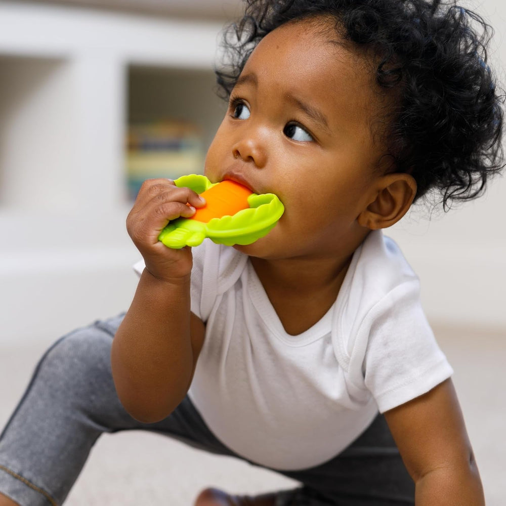 Infantino Lil' Nibbles, inel de dentiție din silicon texturat, jucărie de dentiție pentru bebeluși fără BPA, moale, ușor de ținut în mână, stimulare senzorială pentru sugari, morcov