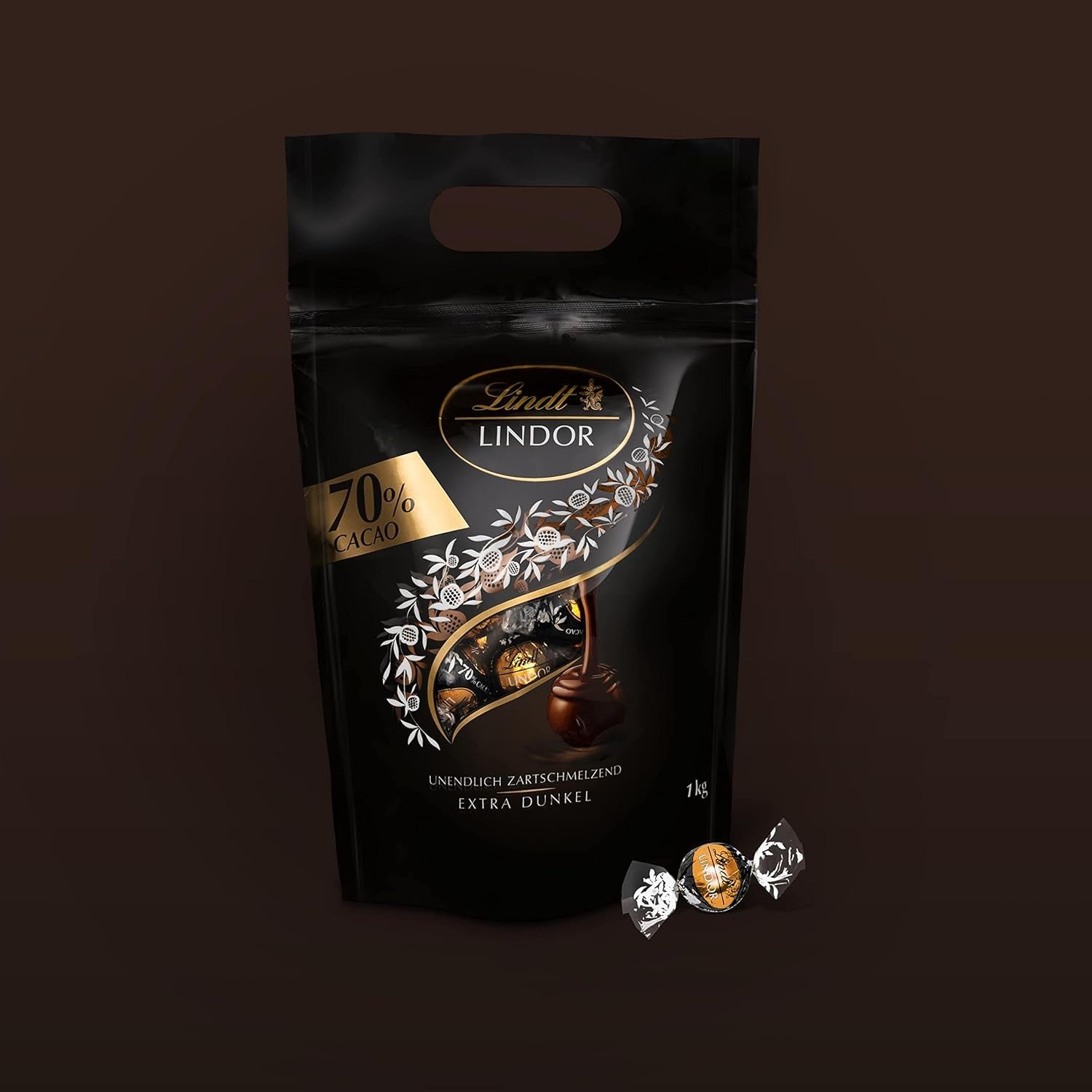 Bile de ciocolată extra neagră Lindt LINDOR și biluțe de ciocolată cu cremă de căpșuni LINDOR | pungă resigilabilă de 1 kg | aprox. 80 de biluțe de ciocolată albă cu cremă de căpșuni