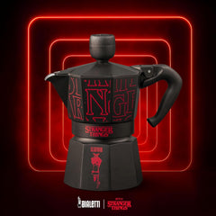 Bialetti Moka Express Stranger Things Cafetiera cu 3 căni, Buton muzical cu funcție de încărcare USB-C, Nu este potrivită pentru plite cu inducție, 3 căni (130 ml), Negru