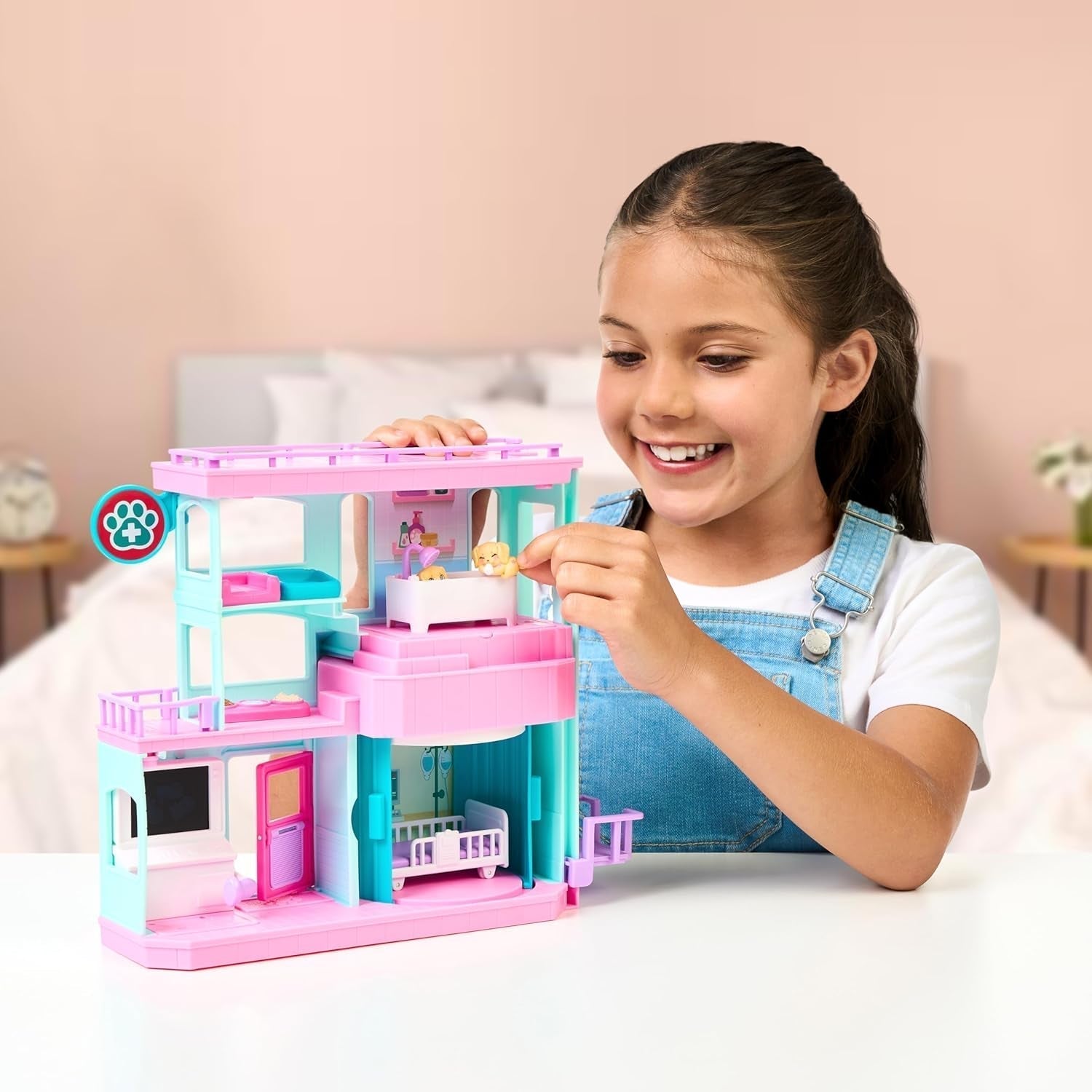 Little Live Pets Mama Surprise Families Baby Clinic-Spielset, 3 Retriever-Welpen enthalten, magisches, doppelseitiges Spielset (27,8 cm B, 23,8 cm H). Füttern, Baden und Spielen, Geschenk für Kinder Actionfiguren Naty Shop