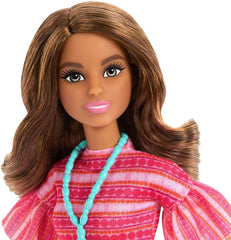 Barbie und Teresa Rezept für Freundschaft Teresa-Modepuppe mit unverkennbarem Outfit zum An- und Ausziehen, mit Accessoires inklusive einer Halskette, JCT02