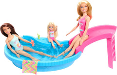 Păpușă Barbie și accesorii - piscină cu tobogan și accesorii pentru ore de distracție la soare, costum de baie roz cu design tropical, pentru copii de la 3 ani, HRJ74 Casute de papusi Naty Shop