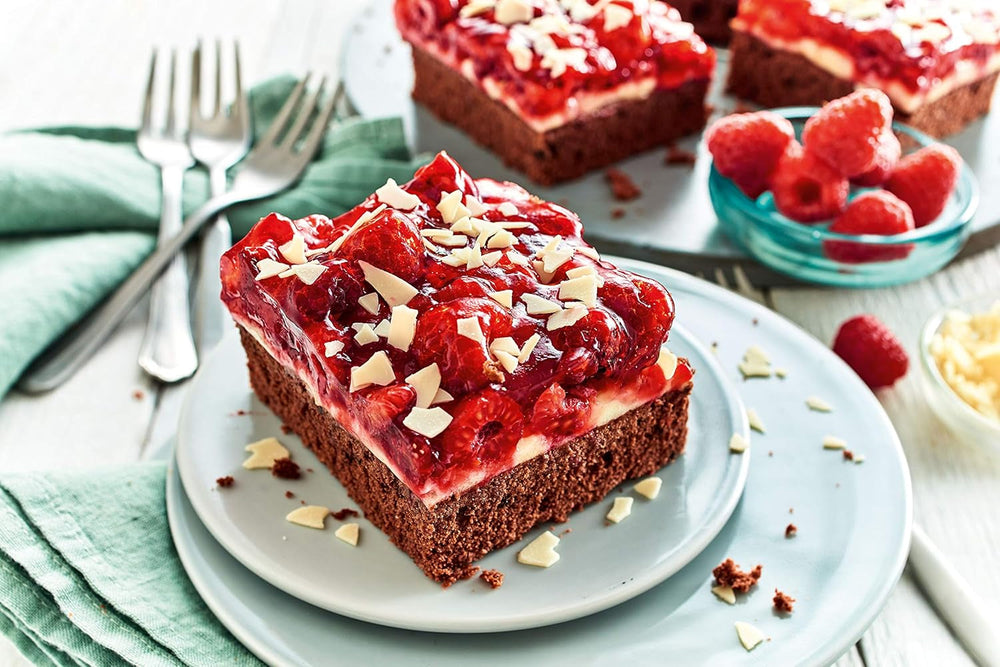 RUF Kleiner Himbeer-Schokokuchen, Mini-Kuchen Mit Feiner Puddingcreme, Himbeeren Und Weißen Schokoraspeln, Inkl. Backform, 1X252G Mischung zum Backen und Kochen Naty Shop