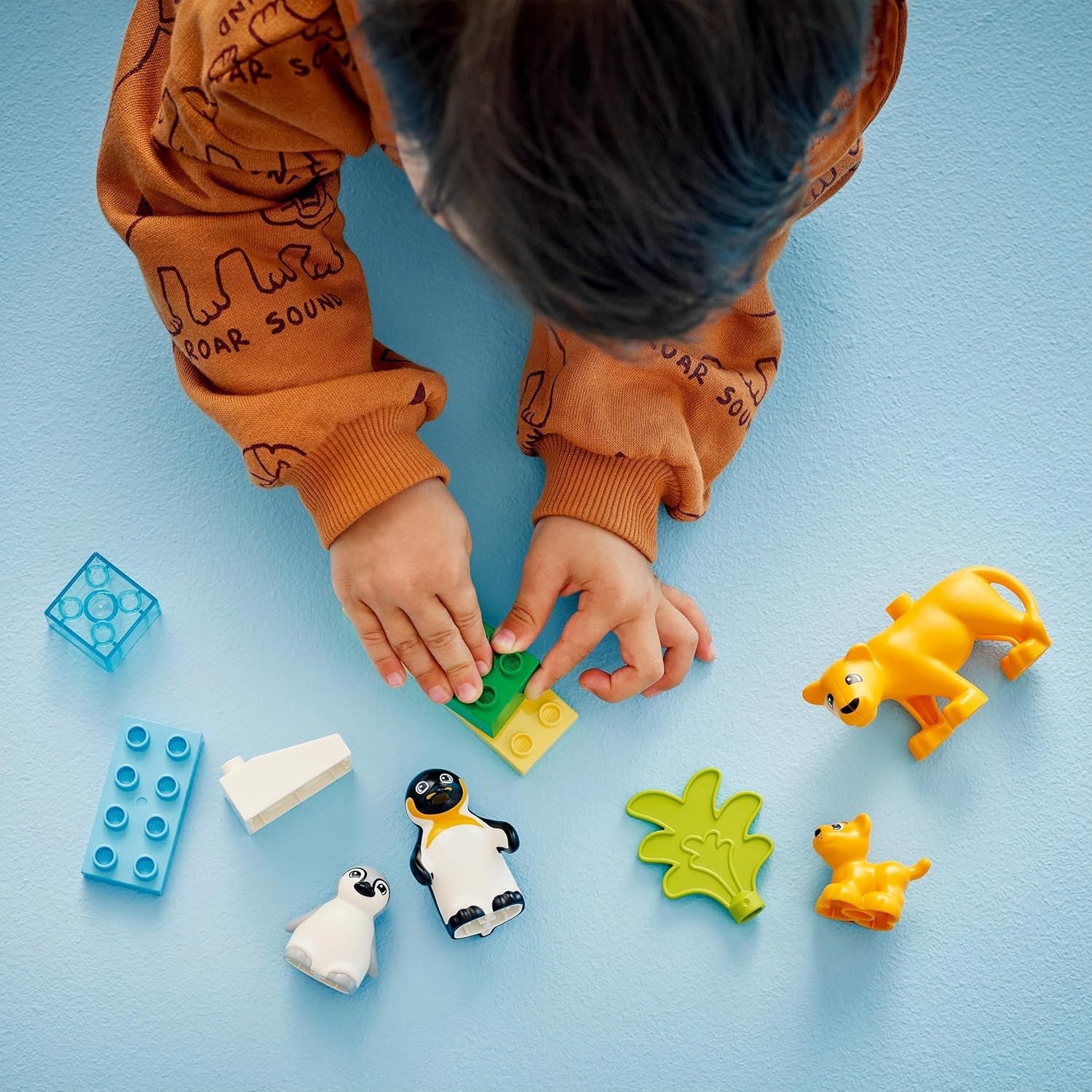 LEGO DUPLO Wildtier-Familien: Pinguine und Löwen – Spielzeug zur Förderung der Feinmotorik für Mädchen & Jungen ab 2 Jahren – Lernspielzeug für Kleinkinder mit 4 Tierfiguren – Geschenkidee – 10442