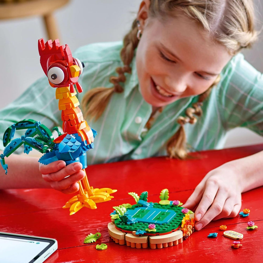 LEGO ǀ Disney Vaiana 2: Heihei Spielzeug - Tierfigur zum Spielen & Ausstellen mit drehbarem Kopf, beweglichen Flügeln & Schwanzfedern sowie Ständer - Geschenk für Mädchen ab 9 Jahren - 43272