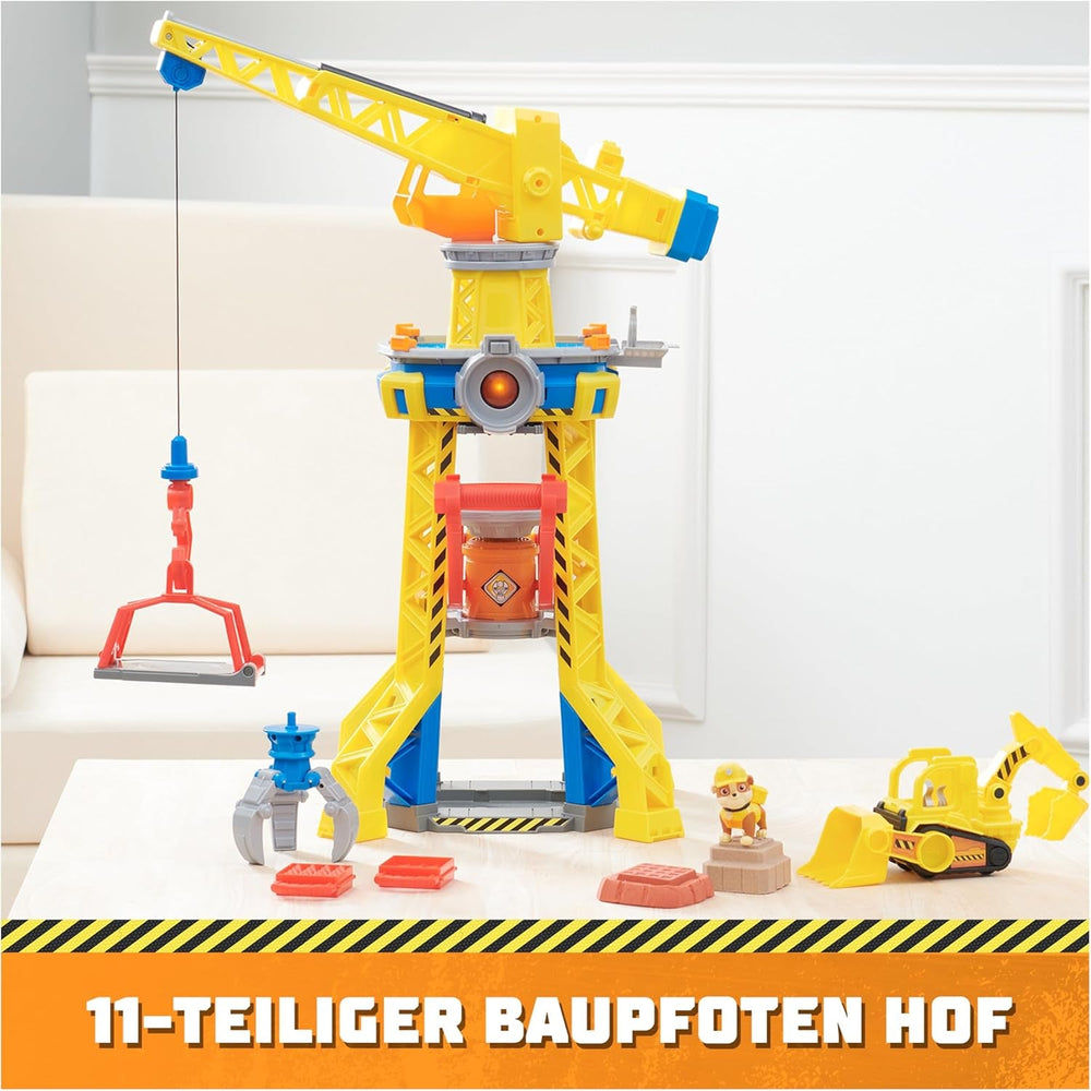 Rubble & Crew - Kran-Spielset Baupfoten Hof 68 cm, mit Rubble-Figur, Planierraupen-Fahrzeug und 340 g Build-it Kinetic Sand, Licht und Sound, ab 3 Jahren
