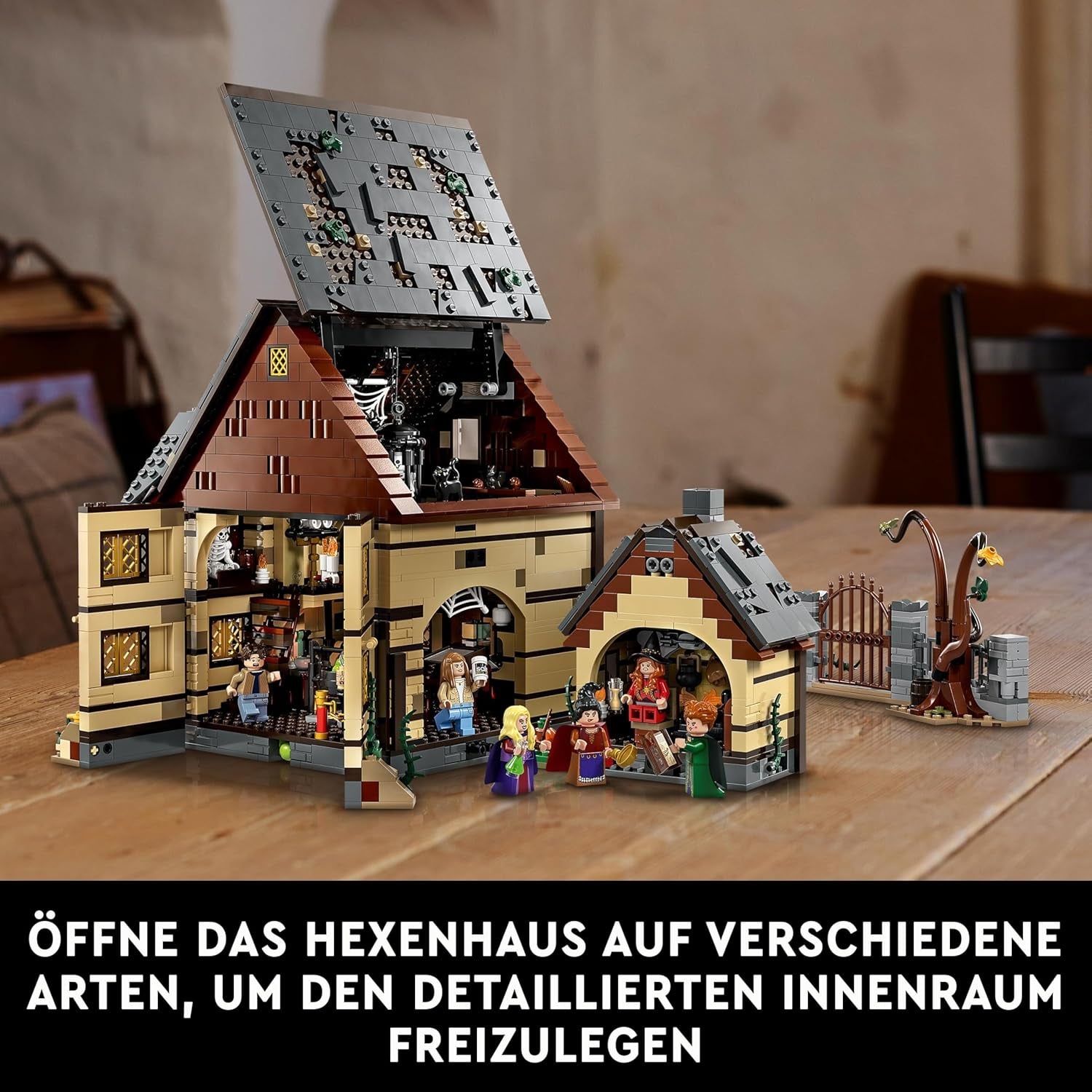 LEGO Ideas Hocus Pocus: Das Hexenhaus-Set der Sanderson Sisters, Sammelset für Erwachsene mit Haus, 6 Minifiguren und Zubehör, weiblichen und männlichen 21341-Bausätzen. Besuchen Sie den LEGO-Store