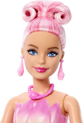 Barbie Petal Pop Duftende Puppe in rosa Tulpenkleid mit Zubehörteilen, Blumenstrauß-Überraschung mit Häschen und Überraschungen wie Einer Gießkanne, Halskette und Ohrringen, JMF57