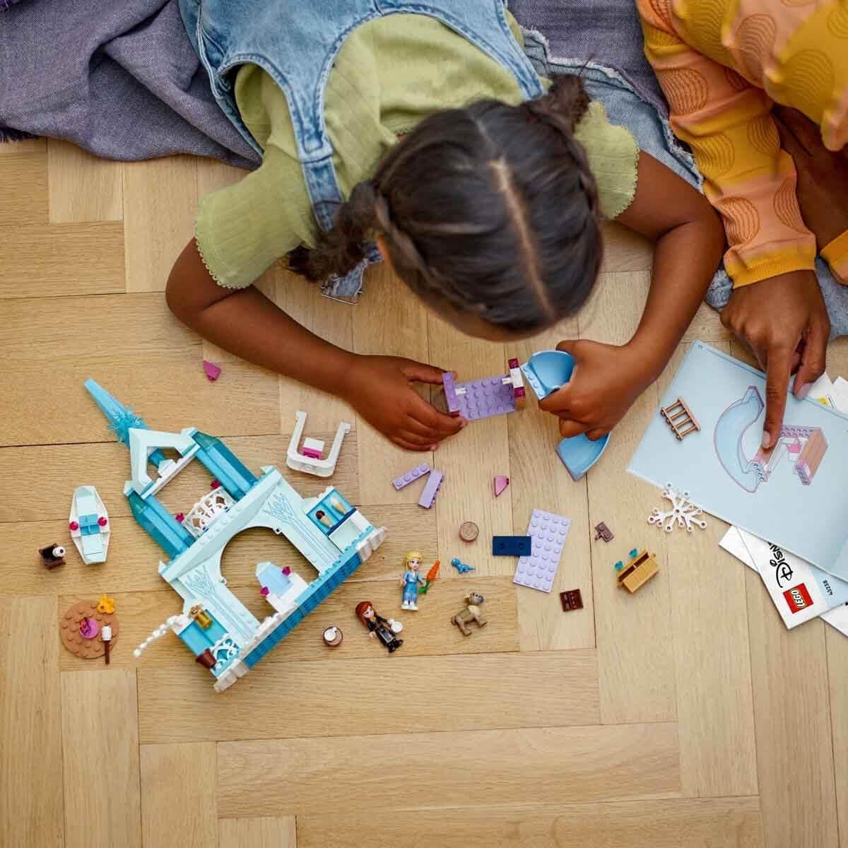 LEGO Disney Frozen Palatul de gheață al Elsei, castelul reginei de gheață, jucărie cu păpușile prințesei ELSA și Anna, plus 2 figurine de animale, cadou minunat pentru fete și băieți de 4 ani 43238 Seturi de constructie Besuche den LEGO-Store