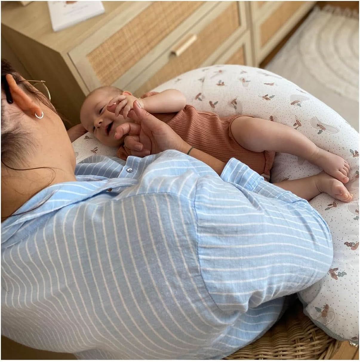 Schwangerschaftskissen - Stillkissen - 2 in 1 Multifunktionskissen - Abnehmbarer Bezug 78 x 44 cm Zubehör Essen und Stillen Bebe Naty Shop