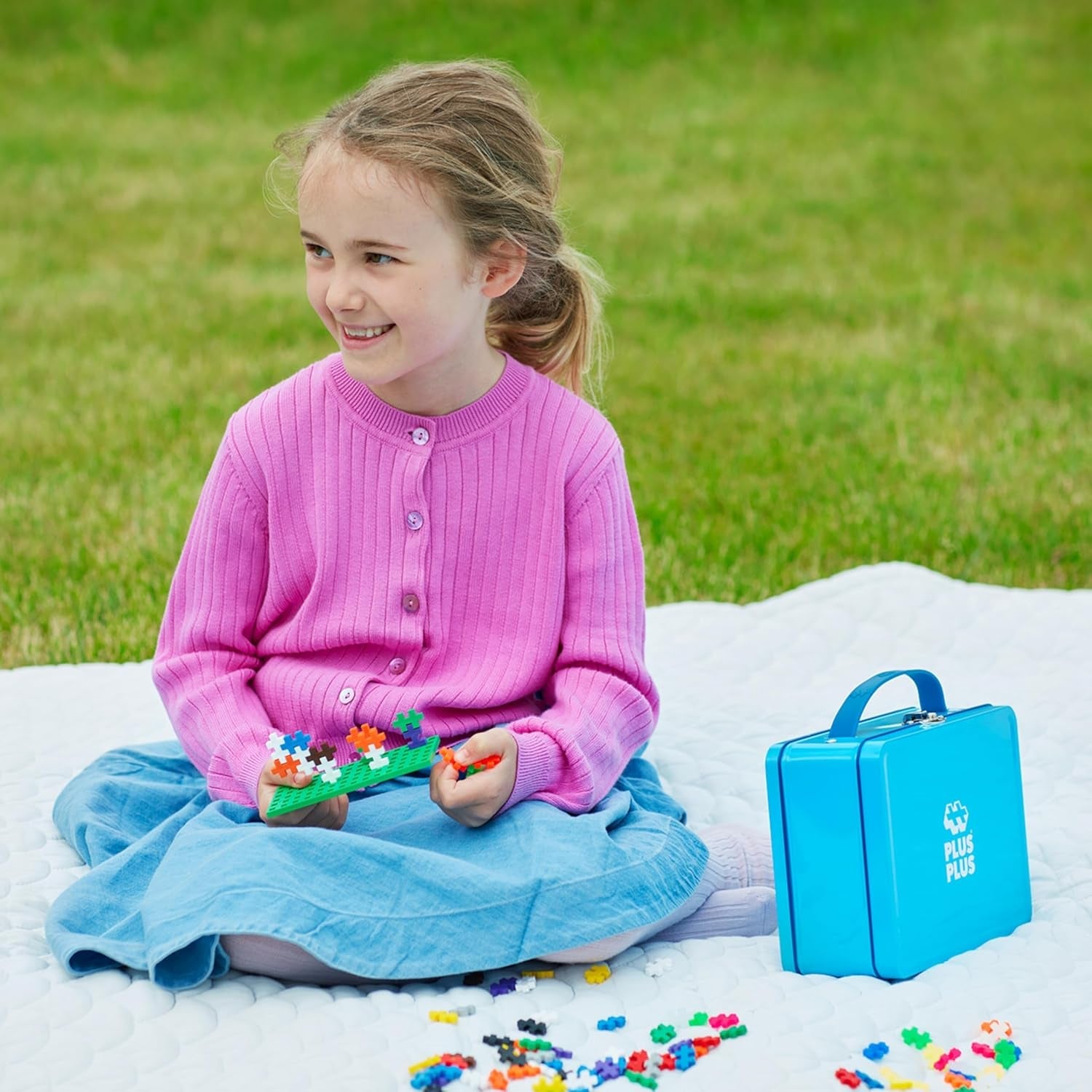 Plus-Plus 9607002 Geniales Konstruktionsspielzeug, Basic, Bausteine-Set in praktischer Metall-Box mit Henkel, 600 Teile, bunt