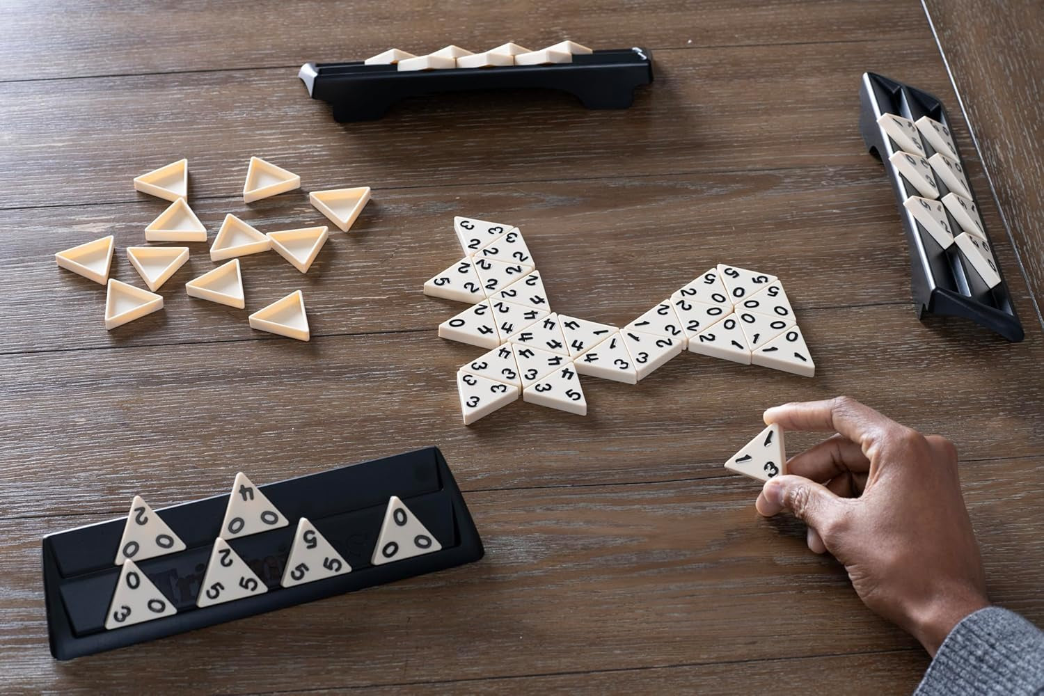 Goliath - Triominos Classic - Beliebtes Brettspiel für Jugendliche und Erwachsene ab 6 Jahren - Familienspaß und Partyspiel für 2-4 Spieler - Mit Taktiken und Strategien für Kinder und Erwachsene