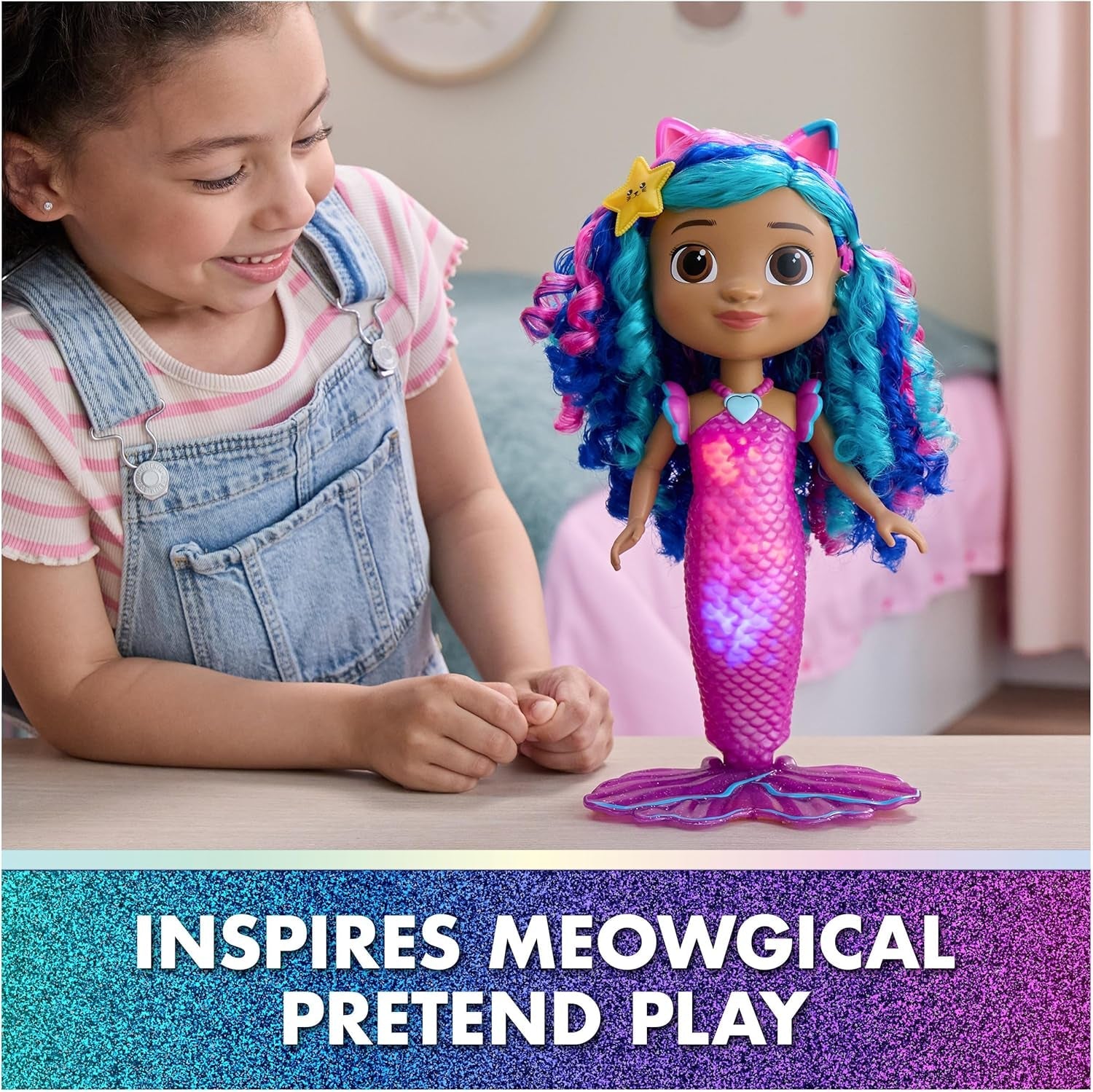 Gabby und das magische Haus Der Film – Gabby Dollhouse – Meerjungfrau-Puppe mit Funktionen 35 cm – 1 Figur und 2 Zubehör – Geräusche & Lichter – Cartoon Spielzeug Puppenhaus – Spielzeug für Kinder ab