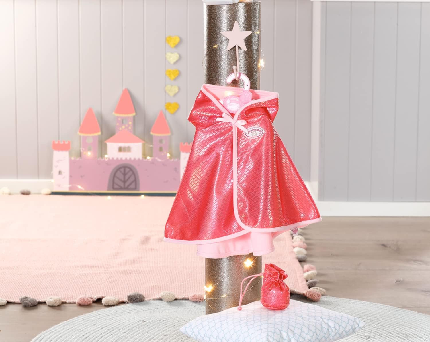 Baby Annabell Little Sweet Cape, rosa Puppenumhang mit Kapuze und Glitzerpailletten und Beutelchen, mit Kleiderbügel, für 36 cm Puppen, 706503 Zapf Creation