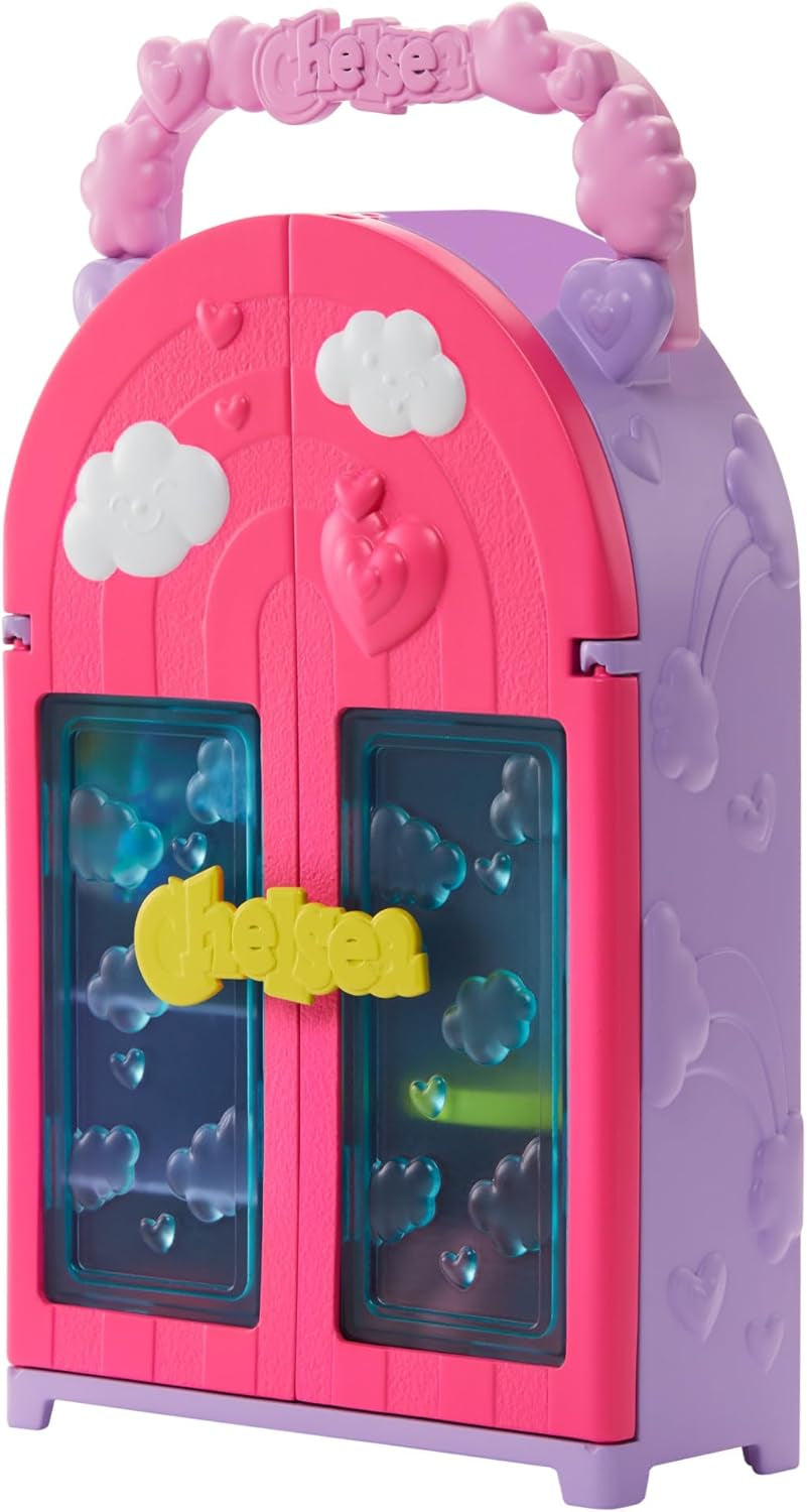 Barbie Chelsea păpușă și dulap Playset cu haine și accesorii, set de 17 piese, pliabil pentru a juca pe drum și depozitare, HXN03 Papusi Naty Shop
