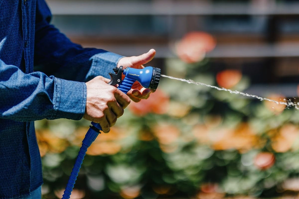 Goodyear – furtun de grădină extensibil de 30 m, flexibil, fără răsucire și ușor, cu trei straturi din latex și material textil de înaltă densitate, cuplaje rapide de ½" și ¾" + pistol de pulverizare cu 7 funcții