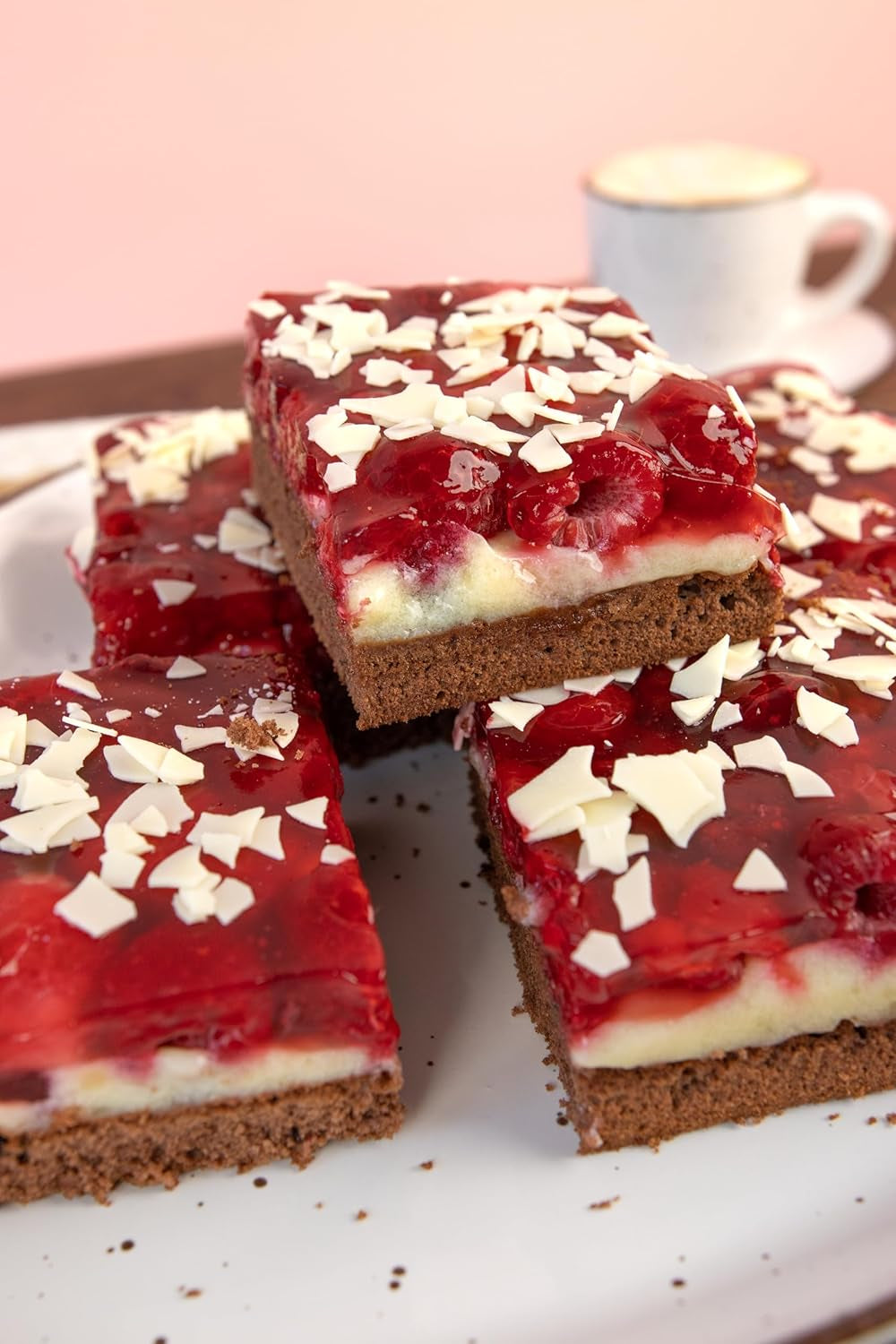 RUF Kleiner Himbeer-Schokokuchen, Mini-Kuchen Mit Feiner Puddingcreme, Himbeeren Und Weißen Schokoraspeln, Inkl. Backform, 1X252G Amestec pentru copt si gatit Naty Shop