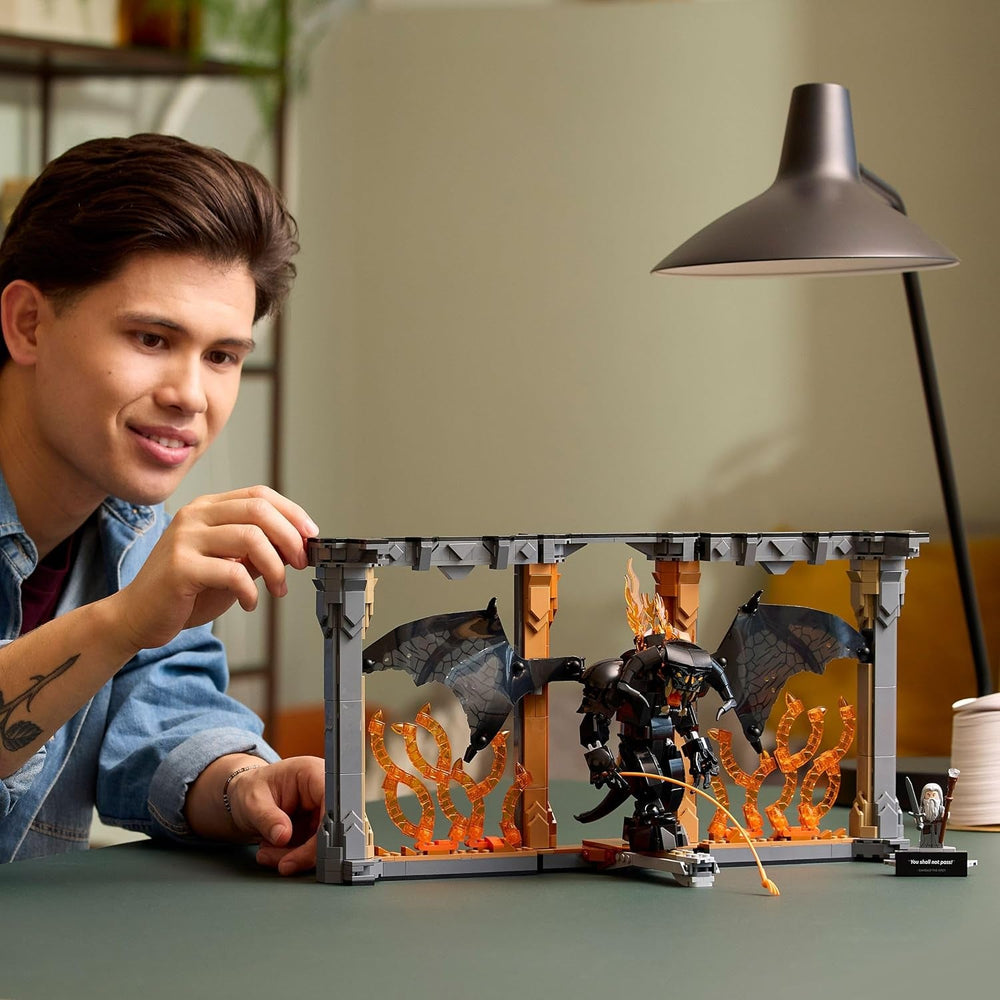 LEGO Icons Der Herr der Ringe: Balrog Bücherstütze - DIY Bücherregal Deko mit Gandalf dem Grauen Minifigur & Drachenfigur - Sammlerstück & Geschenk für Fans - 10367