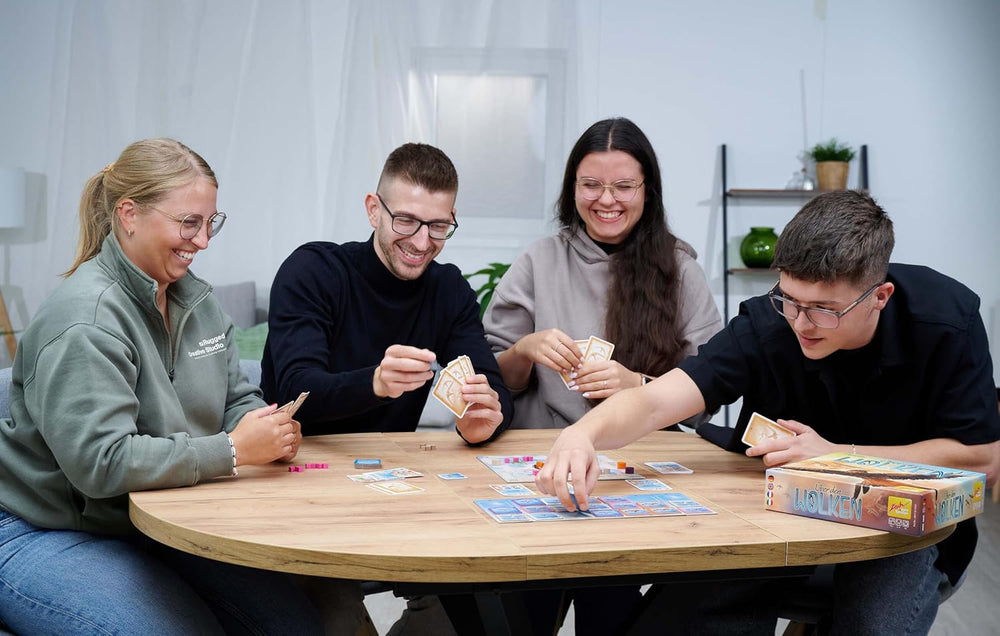 Zoch Above the Clouds – ein strategisches Zugvogelrennen mit Manöverkarten, interessanten Flugformationen, klugem Timing, ein Brettspiel für Strategiebegeisterte und Familien, Kinder und Erwachsene ab 10 Jahren