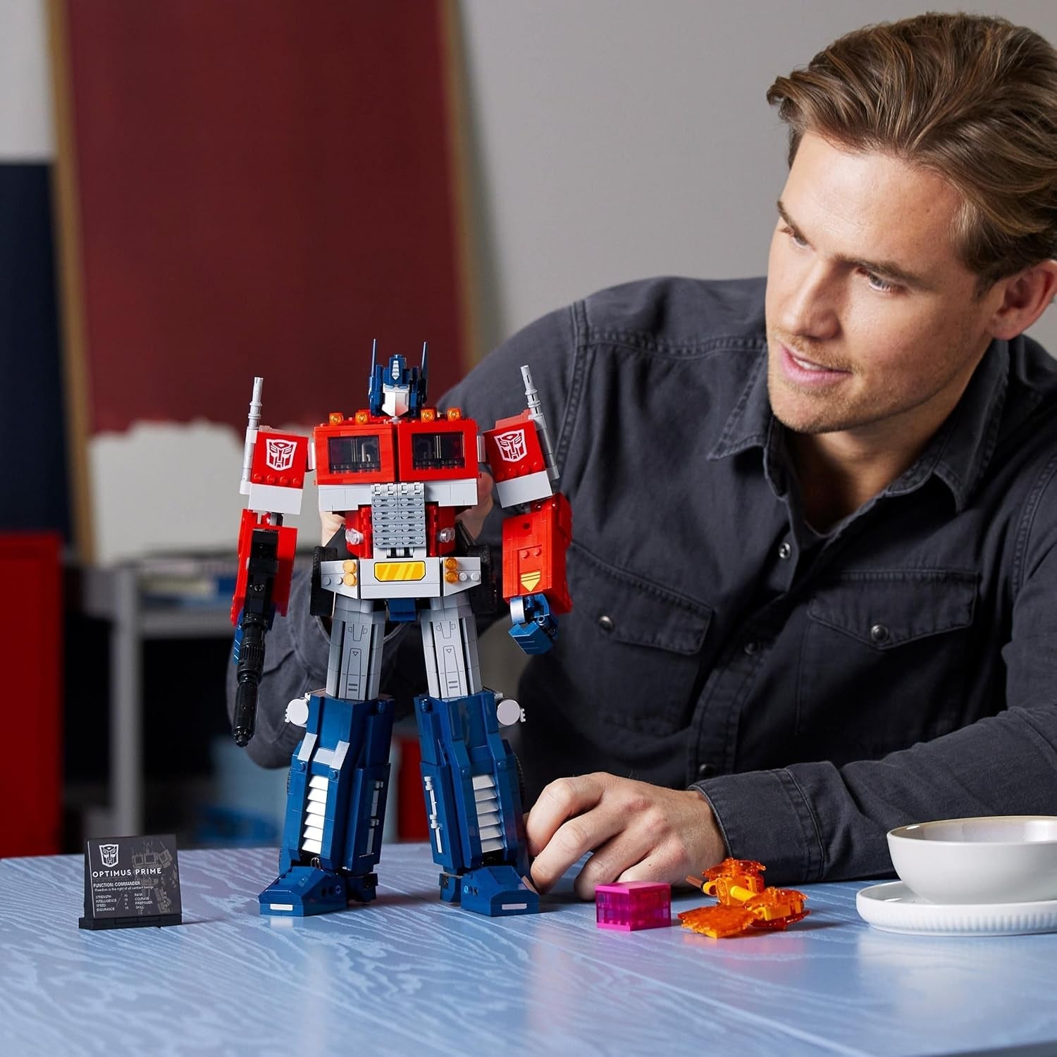 LEGO 10302 Icons Optimus Prime Set, 2in1 Roboter-Figur und LKW-Modell, Transformers-Spielzeug-Modellbausatz für Erwachsene, Geschenk zum Geburtstag oder Weihnachten für Männer, Frauen, Sie und Ihn