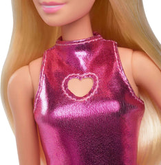 Barbie Fashionistas-Puppe Nr. 230 mit blondem Haar, rosa Metallic-Minikleid mit Herz-Aussparung, weißem Armband und High Heels, HYT88