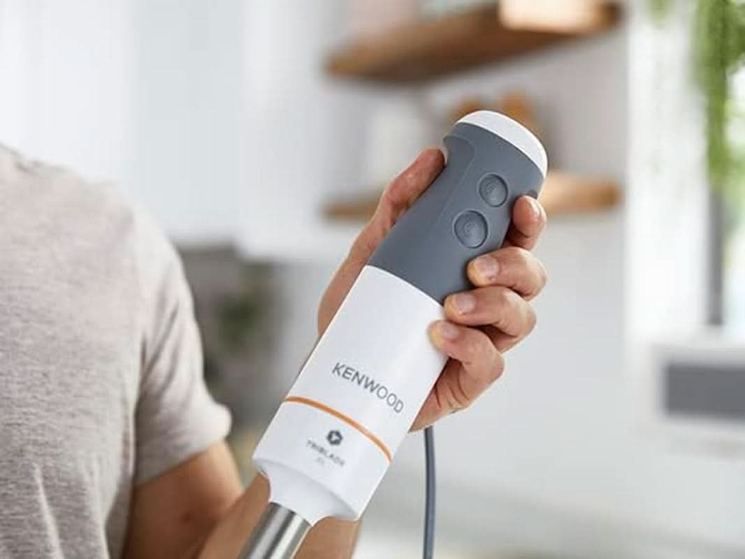 Kenwood Stabmixer HBM40.302WH, Triblade System Mit 3 Klingen, 1 Geschwindigkeit + Turbo, Metallstab 20 Cm, Inklusive Schneebesen, Messbecher, Zerkleinerer 0,5 L, 850 W, Weiß Mama si Copilul Naty Shop