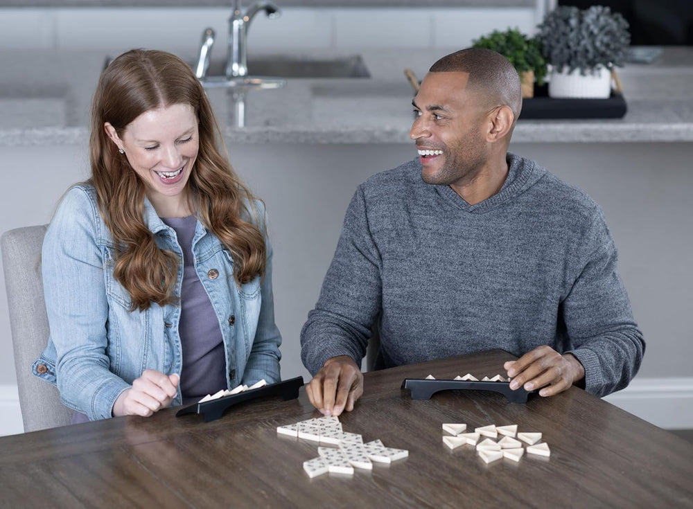 Goliath - Triominos Classic - Beliebtes Brettspiel für Jugendliche und Erwachsene ab 6 Jahren - Familienspaß und Partyspiel für 2-4 Spieler - Mit Taktiken und Strategien für Kinder und Erwachsene