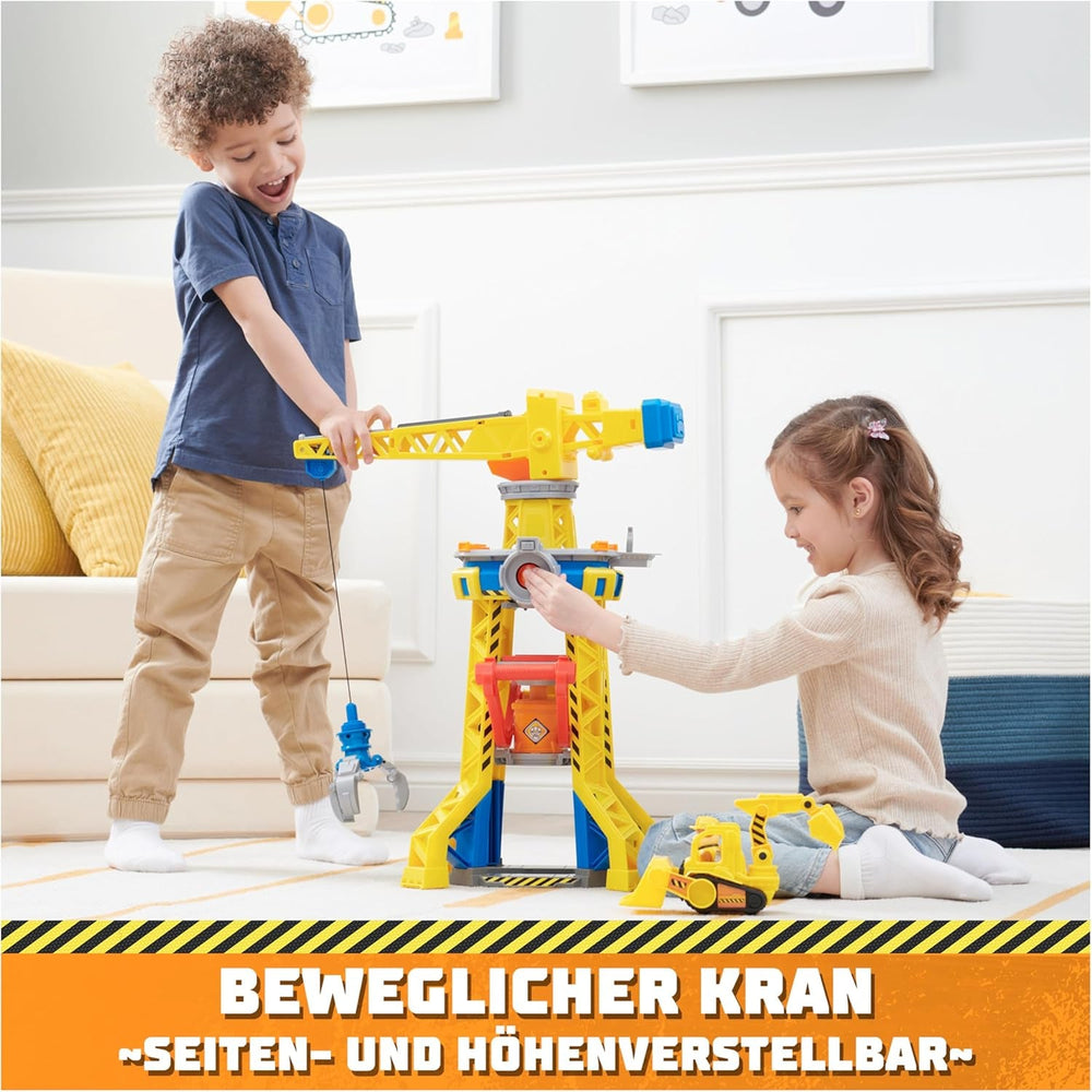 Rubble & Crew - Kran-Spielset Baupfoten Hof 68 cm, mit Rubble-Figur, Planierraupen-Fahrzeug und 340 g Build-it Kinetic Sand, Licht und Sound, ab 3 Jahren