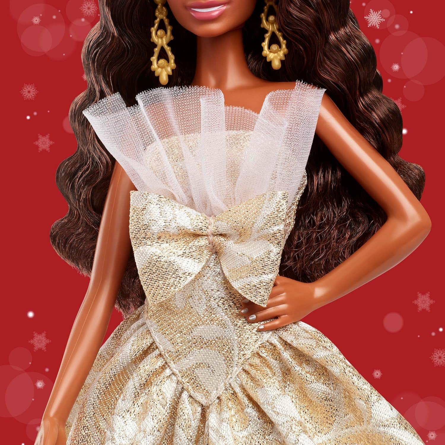 Barbie Signature Puppe, 2025 Holiday, schwarzhaarige Modepuppe mit Kleid in Silber und Gold, saisonale Sammlerpuppe in Einer Verpackung zum Ausstellen und mit Puppenständer, JBJ01