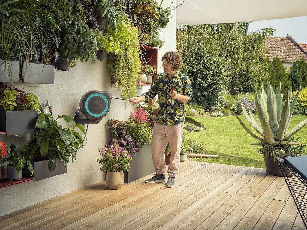 Cutie de furtun de perete Gardena RollUp M (turcoaz) 20m: Irigații flexibile pentru grădini de dimensiuni medii, tambur de furtun rotativ, cu suport de perete, componente ale sistemului și duză de pulverizare, inclusiv furtun de 20m (18610-20)