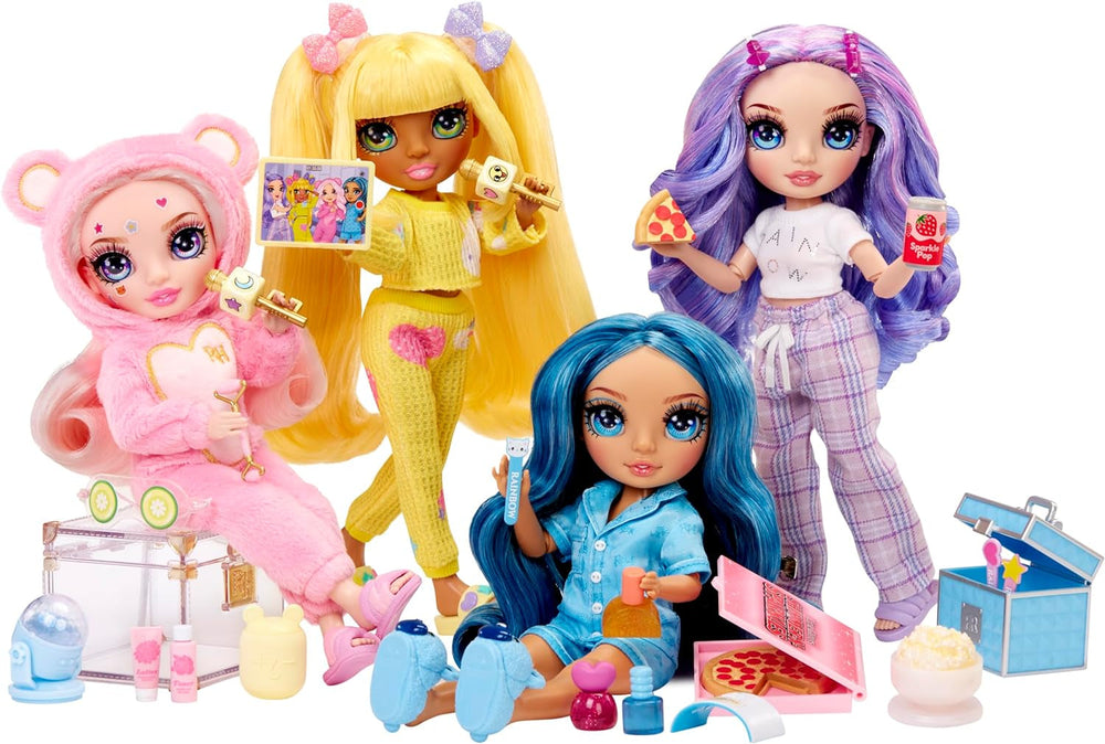 Păpușă Rainbow High Junior High PJ Party - Violet (Mov) - 22 cm cu salopetă moale, papuci și accesorii de joacă - Jucărie pentru copii - Ideală pentru 4-12 ani