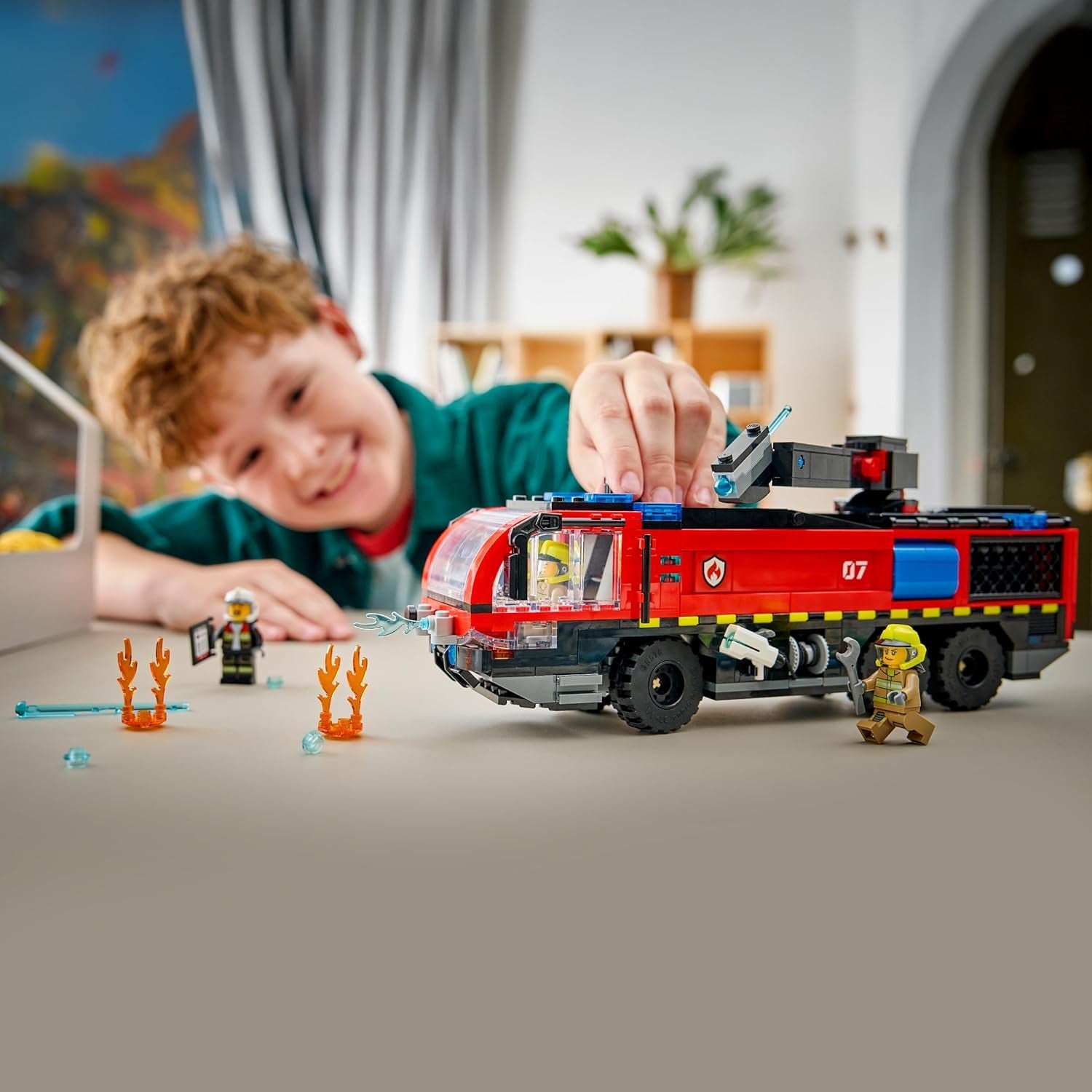 LEGO City Flughafenlöschfahrzeug - Spielzeug Einsatzfahrzeug - Modellbau mit 4 Feuerwehr Minifiguren - Geburtstagsgeschenk für Jungen ab 7 Jahren und Technikfans - 60499