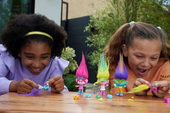 Mattel DREAMWORKS TROLLS Together Strong – Haarige Überraschungen Poppy Queen Poppy, Viva, Branch und Guy Diamond Plüschhaar, 2 haarige Überraschungen, Zubehör, ab 3 Jahren, HNF10 Naty Shop-Puppen
