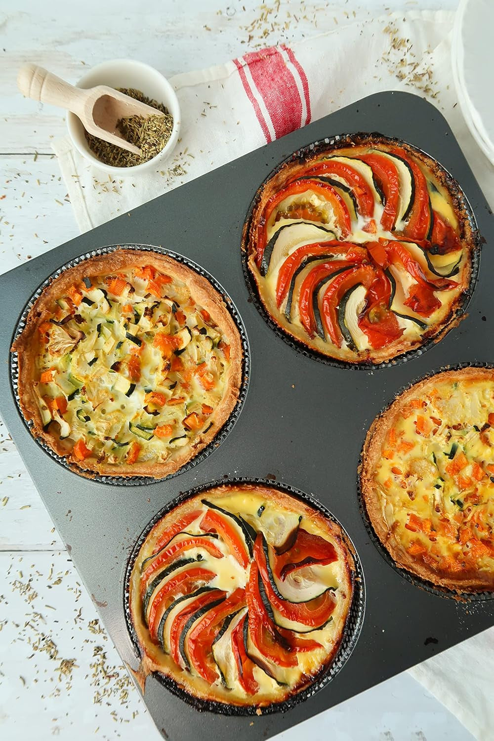 Hamburgerbrötchen, Perforiert, Antihaftbeschichte, 4 Runde Mulden Mit Je 12 Cm, Pfannengröße 28 X 28 Cm, 2,5 Cm Tief, Mittelgroß, Schwarz Formen und Tabletts zum Backen Naty Shop