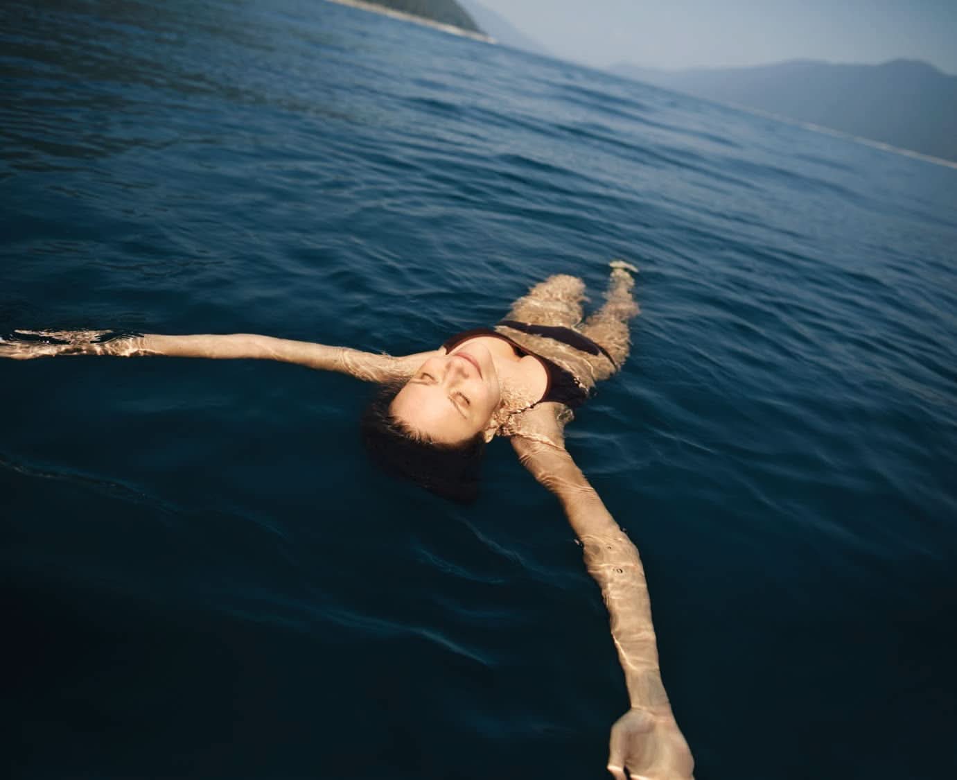 Kneipp Aroma, aditiv de baie cu uleiuri naturale din mac roșu și cânepă, pentru o senzație de piele moale și netedă, 100 ml Duș și baie Naty Shop