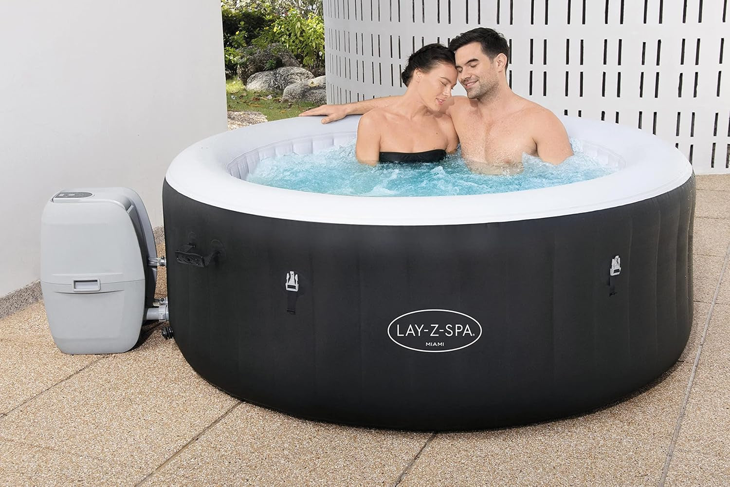 Pachet format din cada cu hidromasaj Lay-Z-SPA Miami AirJet™, 180 x 66 cm, 2-4 persoane, rotundă, neagră + husă termică Lay-Z-SPA Xtras EnergySense Ø 180 x 66 cm, rotundă