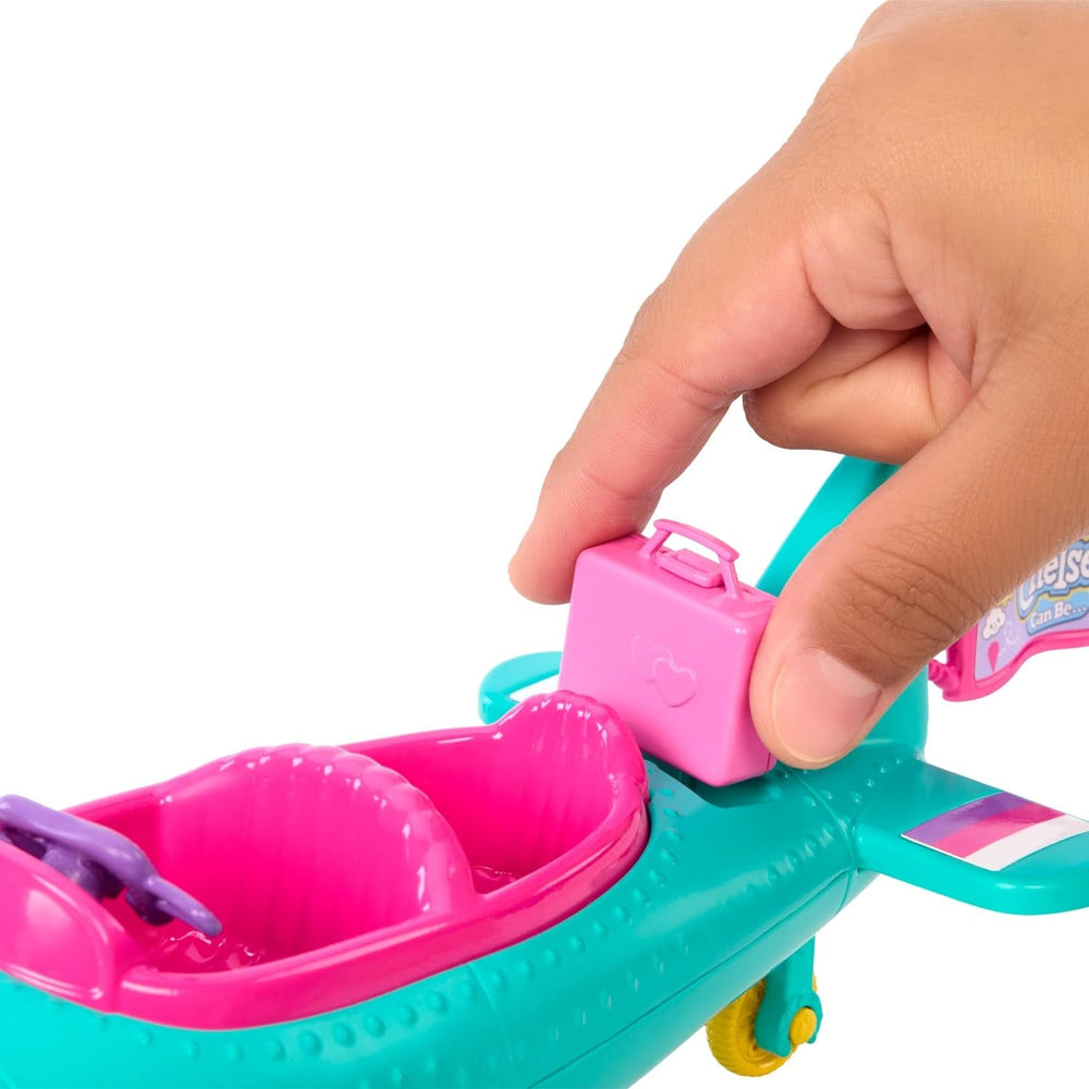 Barbie Chelsea Flugzeug Puppe und Spielset - Pilotenpuppe, Flugzeug, Hündchen und Zubehör für Geschichtenerzählen, rollende Räder und blumenförmiger Propeller, ab 3 Jahren, HTK38