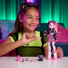 Monster High-Puppe, Draculaura mit rosa Kleid mit Schleifen und schwarzer Strickjacke, mit Fledermaus Count Fabulous und 7 Zubehörteilen wie Ramen, Lippenstift und Tasche, JHK29