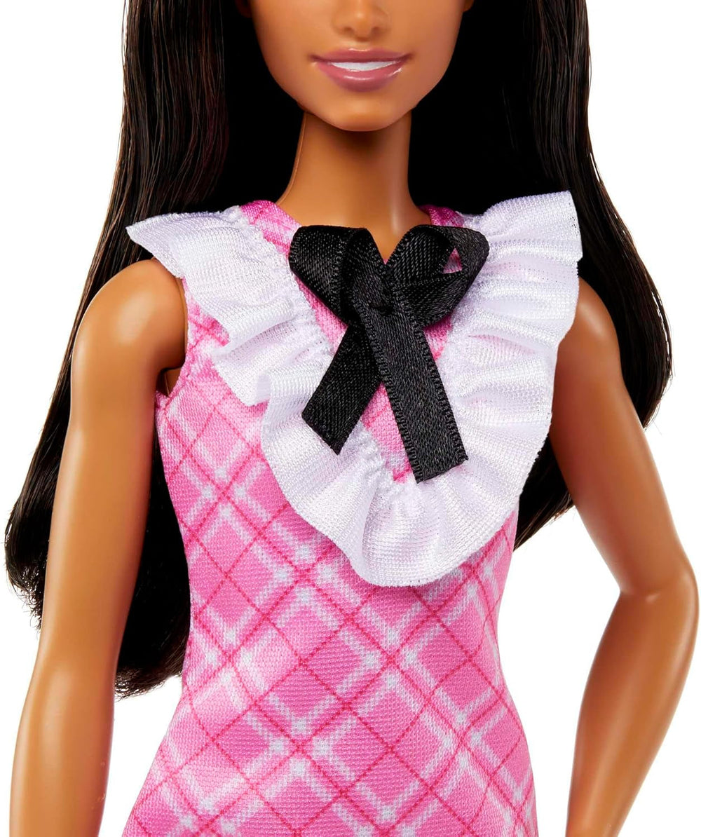 Barbie Fashionistas - Păpușă sportivă cu păr negru și bentiță cu aspect de perlă, purtând o rochie roz în carouri cu fundă neagră și guler cu volane, pentru copii cu vârsta de 3 ani și peste, HJT06