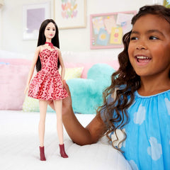 Barbie Fashionistas Puppe Nr. 246 in einem rosa, trägerlosen Kleid mit Leopardenmuster, mit schwarzem Haar und Zubehörteilen wie einem Schleifenhalsband und Stiefeln, JJN59