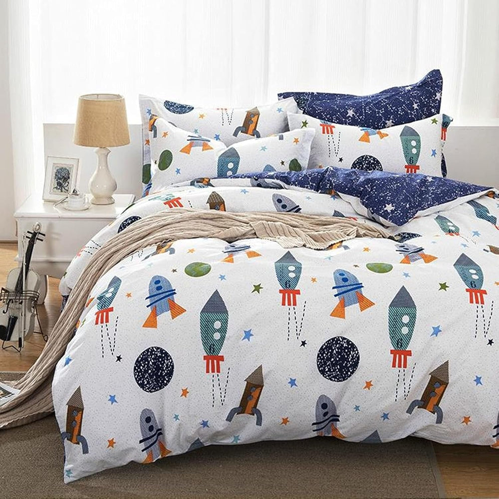 Lenjerie de pat pentru copii, rachete si planete, design reversibil, bumbac Lenjerie de pat - copii Naty Shop 135X200Cm + 80X80Cm