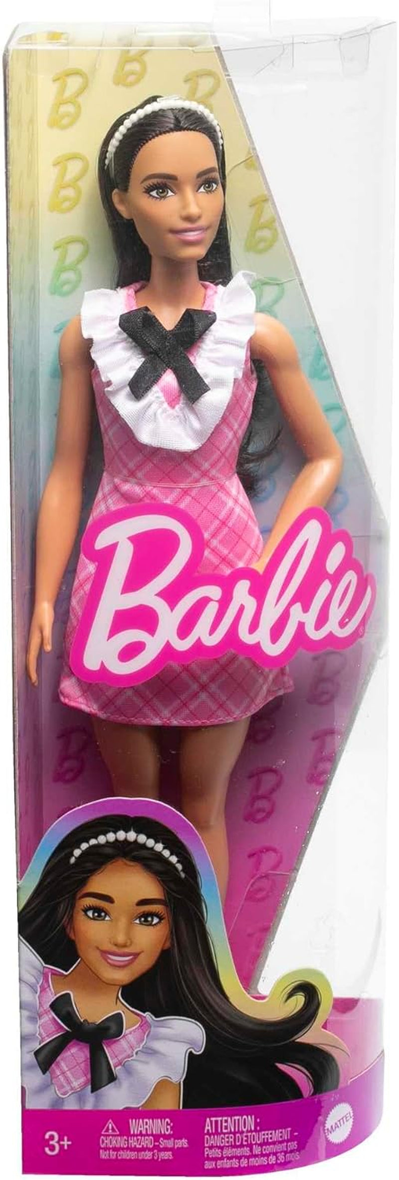Barbie Fashionistas - Sportliche Puppe mit schwarzem Haar und perlenähnlichem Haarreifen, trägt rosafarbenes Karokleid mit schwarzer Schleife und gerüschtem Kragen, für Kinder ab 3 Jahren, HJT06