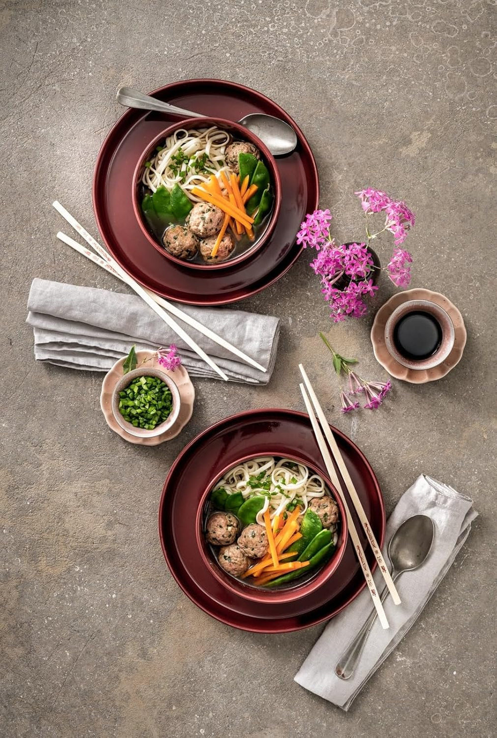Tăiței Ramen Wan Kwai 300g – Aromă autentică pentru bucătăria asiatică. Versatili, rapid de preparat, ingrediente de înaltă calitate. Ideali pentru supe și mâncăruri la wok.